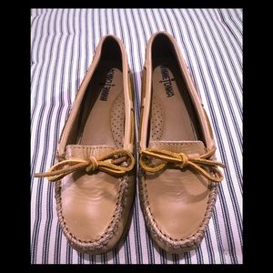 Minnetonka women’s “7” leather moccasins